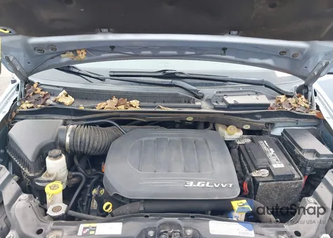 2013 Chrysler Town & Country Touring z USA, uszkodzony, nr VIN 2C4RC1BG0DR565617